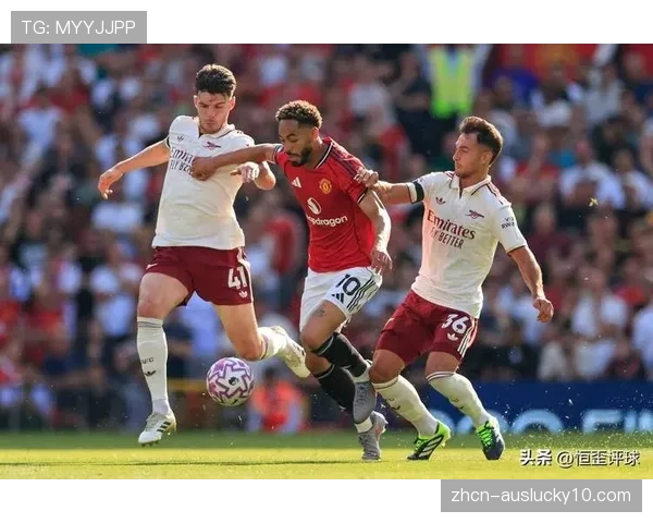 特写:角球进攻未果,客队门将得球后观察前场瞬间 特写:角球进攻未果,客队门将得球后观察前场瞬间